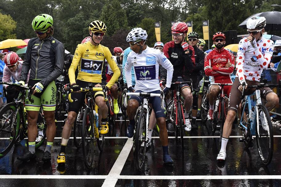 Le quattro maglie schierate al via da Sevres. Sagan in verde, Froome in giallo, Quintana in bianco e Bardet con la maglia a Pois &#39;&#39;prestata&#39;&#39; da Froome. Afp